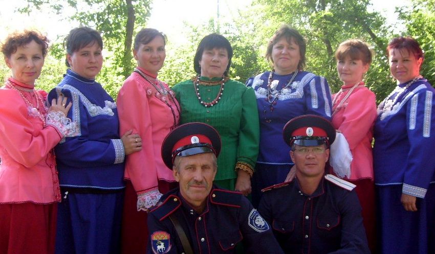 Вокальный фольклорный ан¬самбль «Хмелюшек» из хутора Песчаный