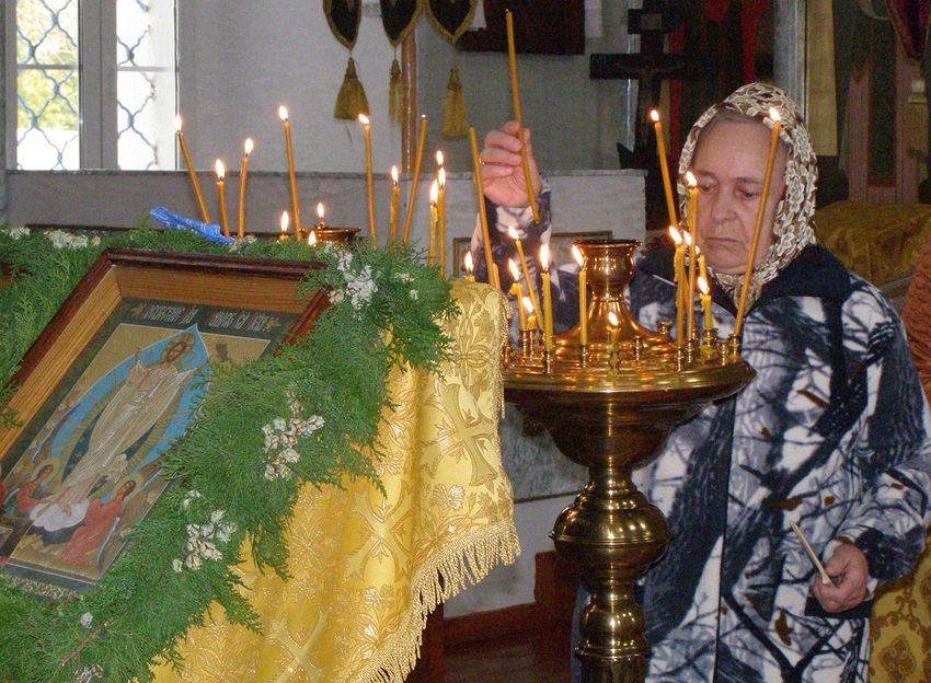 Со словами молитвы обращаются к иконе Покрова Пресвятой Богородицы