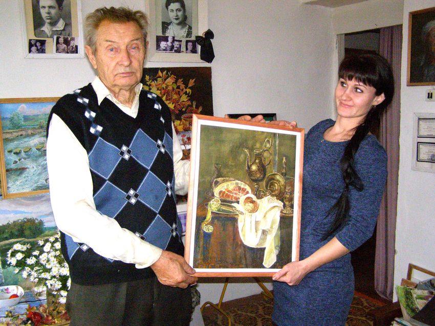 В.Д. Круцкевич дарит картины Е.А. Косогоровой — директору гостиницы «Лазоревая».