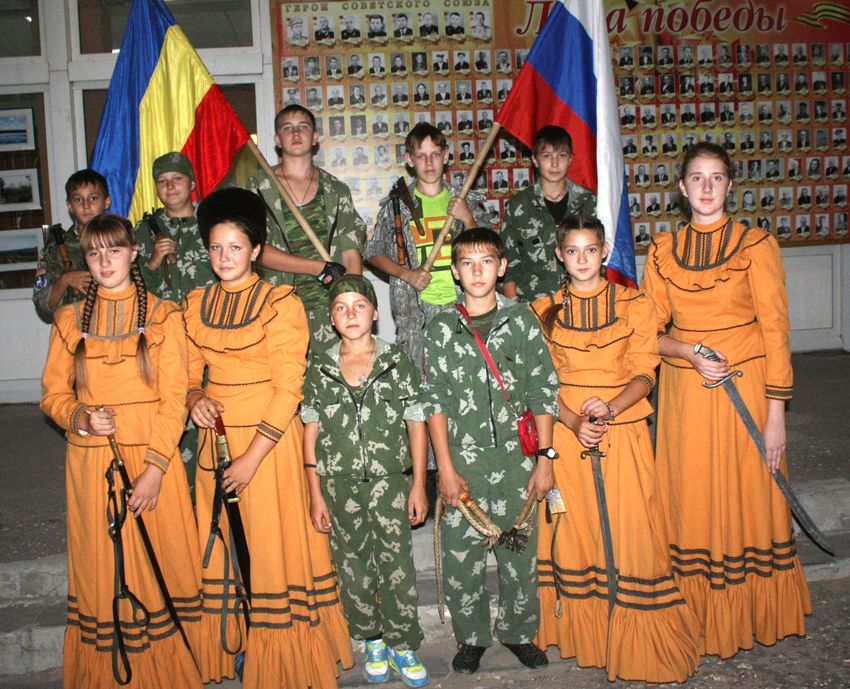 Воспитанники казачьего патриотического клуба «Казачий спас» (х. Теркин).