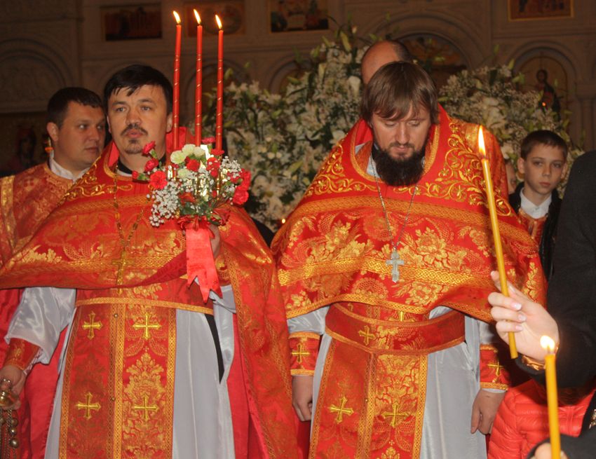 Службу ведут иереи Виктор и Николай.