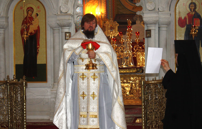 Службу ведет иерей Николай