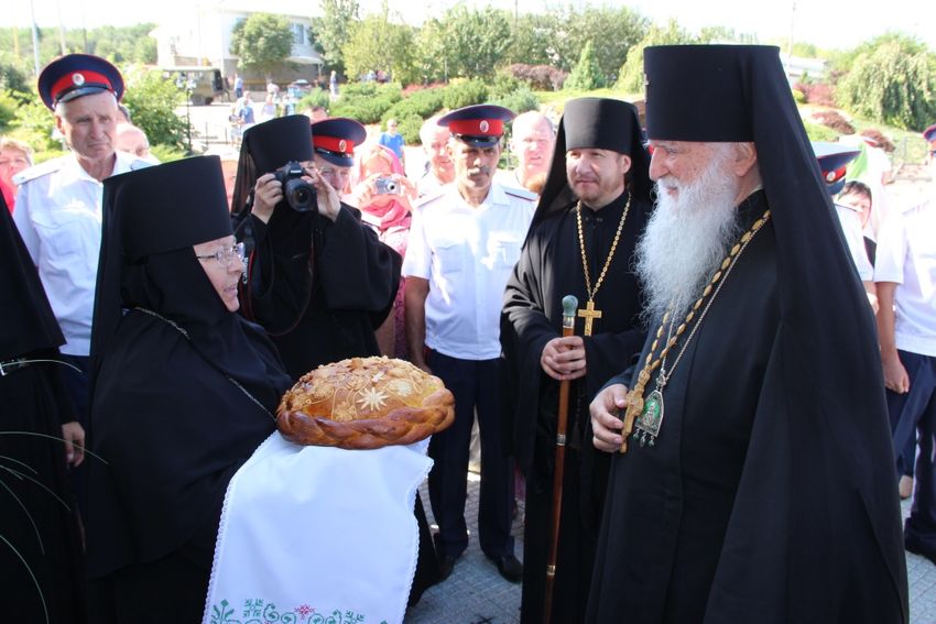 Игумения Георгия встречает владыку Михаила.