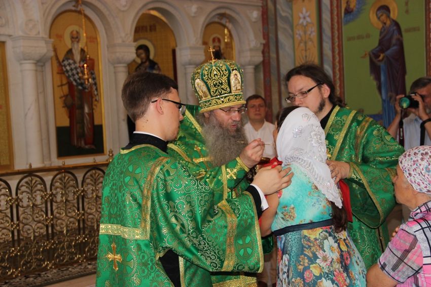 Таинство причащения совершает епископ Елисей.