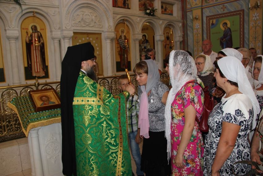 Целование креста – выражение любви к Богу.