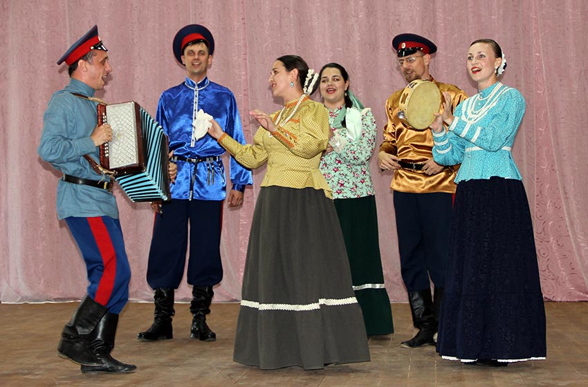 Любо, казаки и казачки!