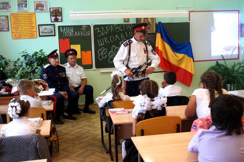 урок истории Российского казачества проводит атаман ХКО Безымянское Попов А.Н.